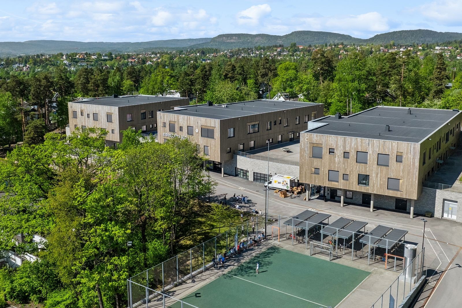 Bjørnsletta skole ligger med noen minutters gange. Galleribilde