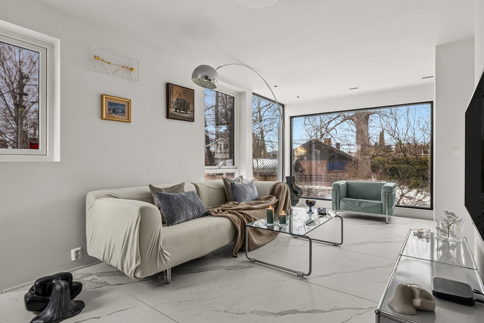 Stuen er romslig med god plass til sofagruppe og tilhørende møblement Galleribilde