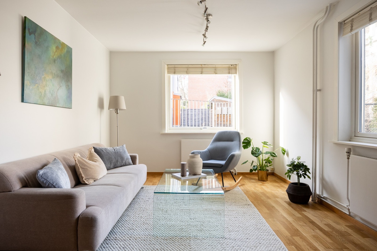 Luftig planløsning. Her er det god plass til sofa- og spisegruppe Galleribilde