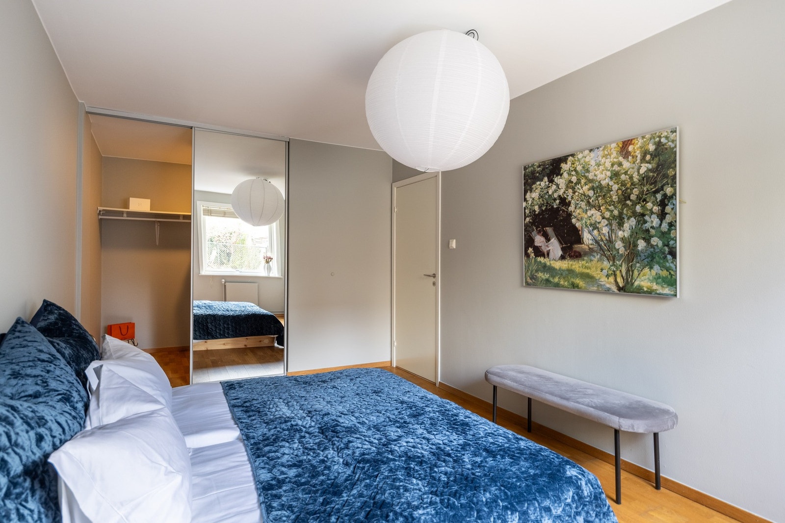 Hovedsoverom har tilknytning til en stor walk-in Galleribilde