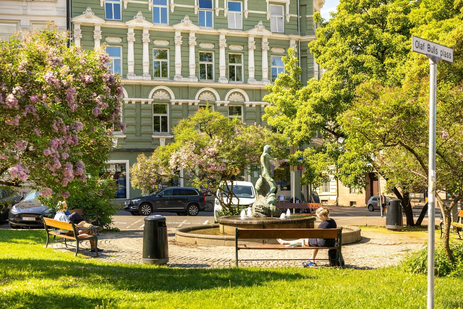 Kjernen på Skillebekk er plassen med Skillebekkparken/Olaf Bulls plass, der Drammensveien og Munkedamsveien møtes Galleribilde