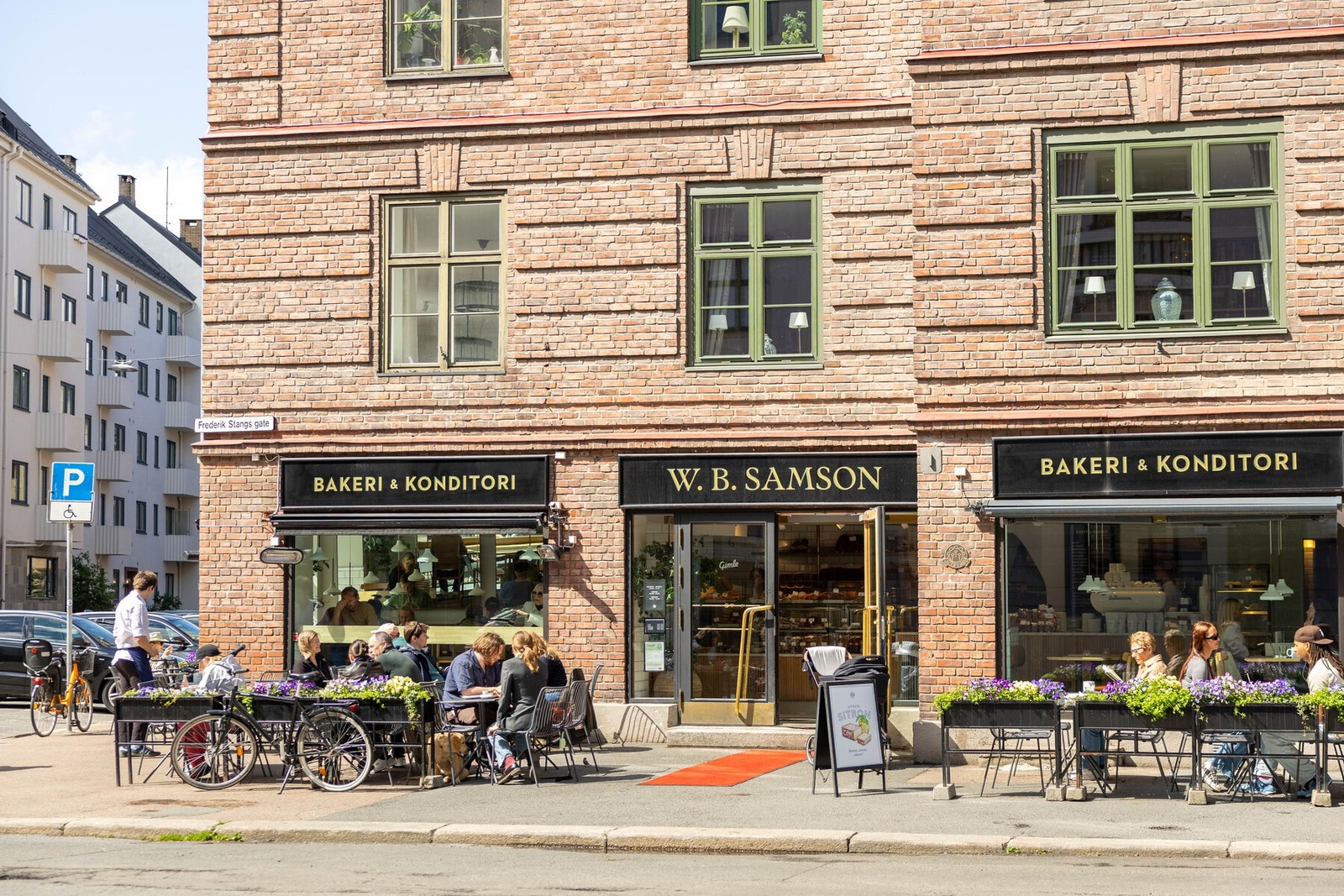 W.B. Samson i Frederik Stangs gate, ca. 6-8 minutters gange unna. Nydelig bakverk og god atmosfære Galleribilde