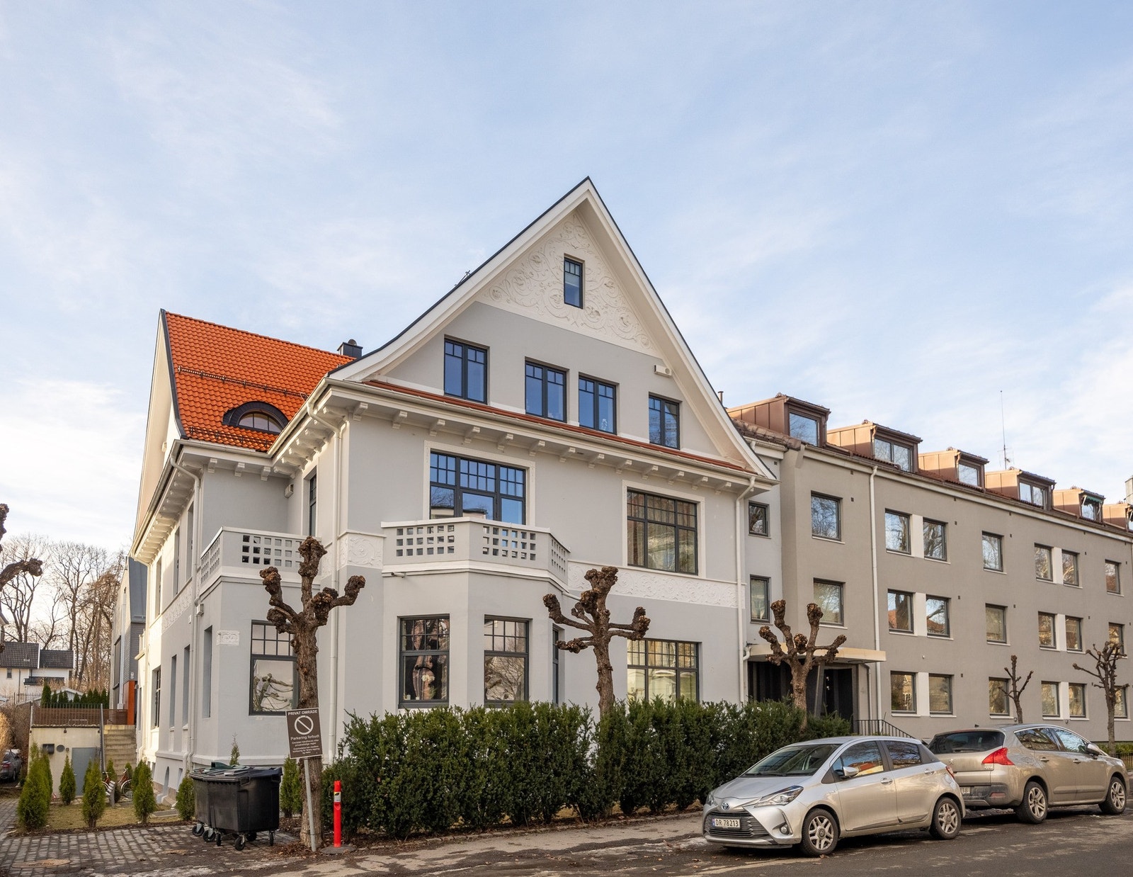 Rett utenfor finner du flere forretninger, kaféer, restauranter, off. kommunikasjon og andre servicetilbud. Her er det stille, men også svært sentralt Galleribilde