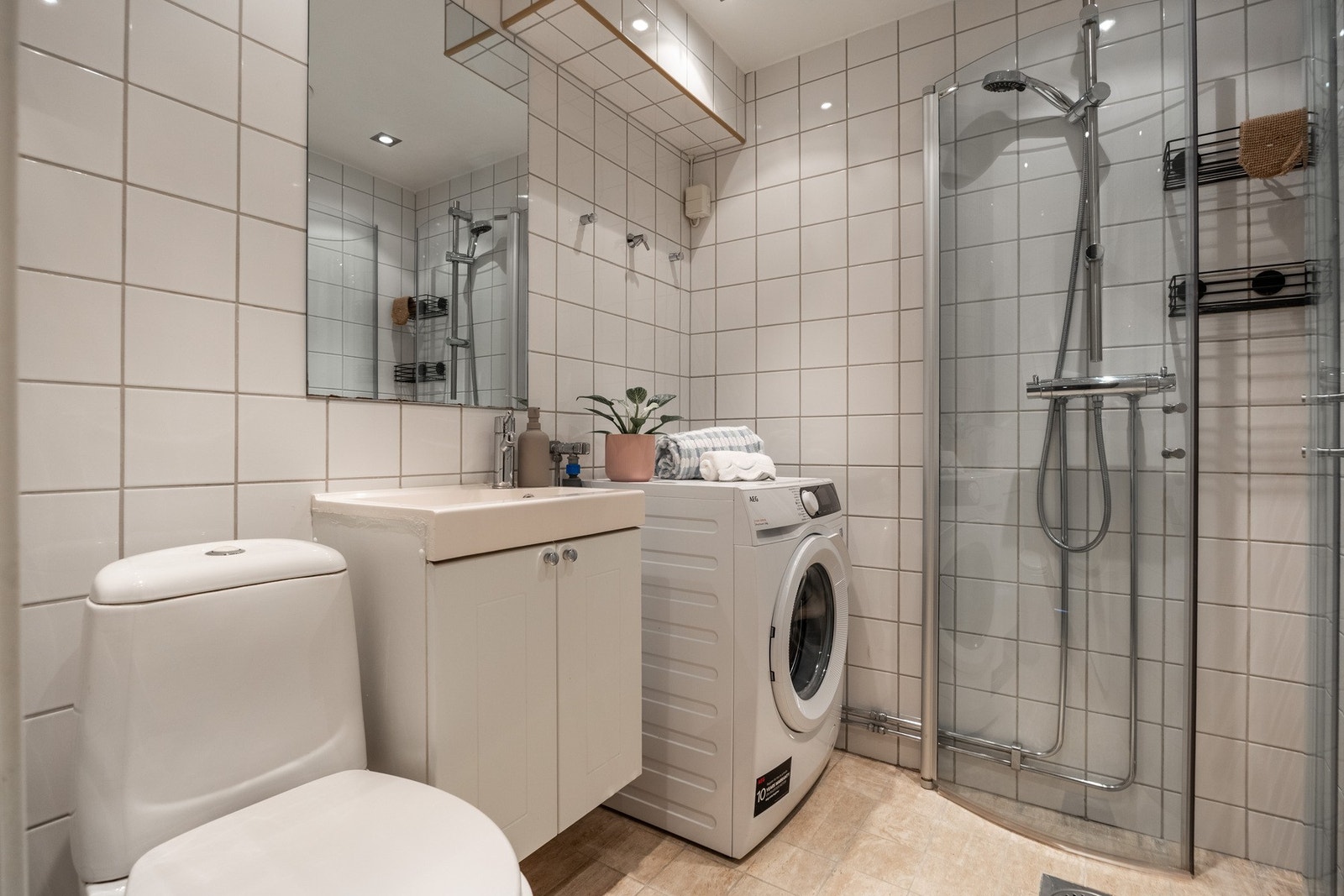 Bad/wc med gulvvarme og opplegg til vaskemaskin. Badet ble pusset opp i regi av sameiet i 2007 Galleribilde