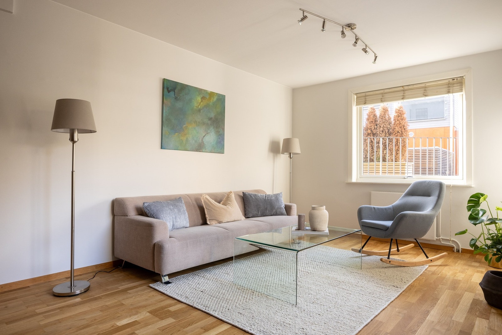 Leiligheten ligger fint til i 1. etasje, og vender i sin helhet mot vest - helt tilbaketrukket fra vei. Galleribilde
