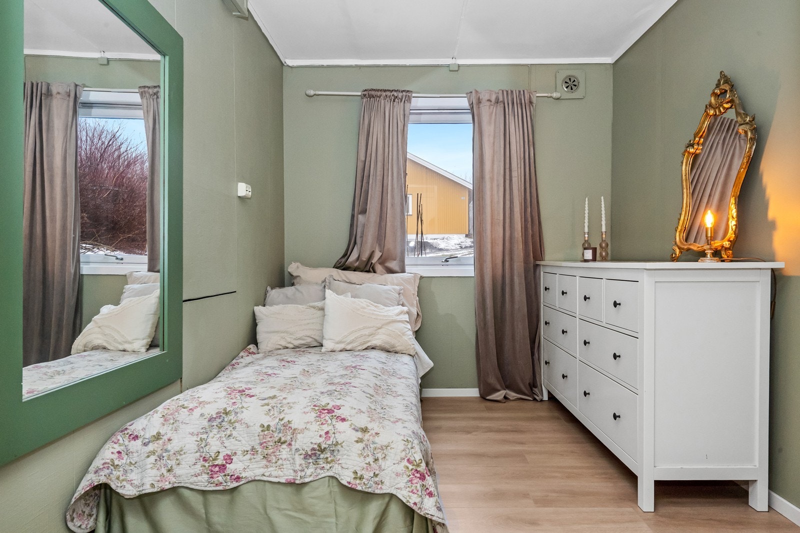 Det andre soverommet har opprinnelig vært godkjent som kjøkken, ikke soverom. Galleribilde