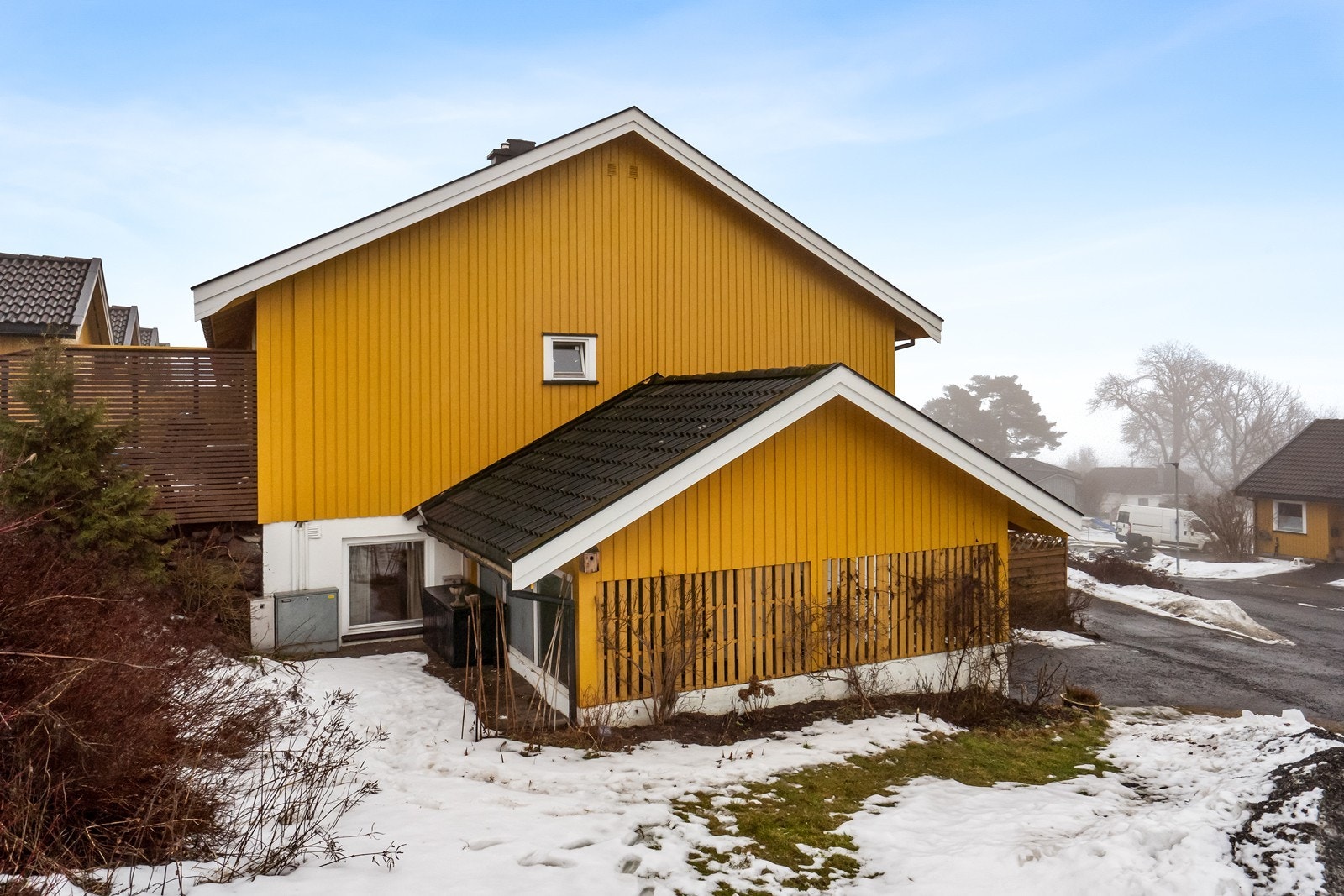 Eiendommen ligger på attraktive Jeløya, med kort vei til rekreasjonsområder og turstier. Boligen er beliggende på enden og det er tilstøtende plenareal ved siden av og bak garasjen. Galleribilde