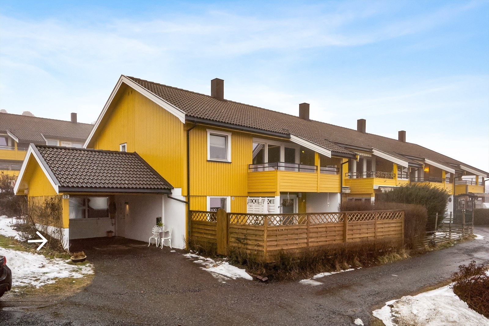 Pen andelsleilighet med carport tilknyttet til inngangsparti. Galleribilde