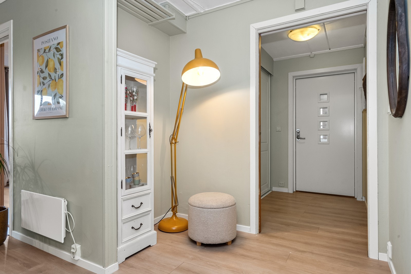 Inngangspartiet har en nyere ytterdør fra 2025 og leder inn til en praktisk gang. Galleribilde