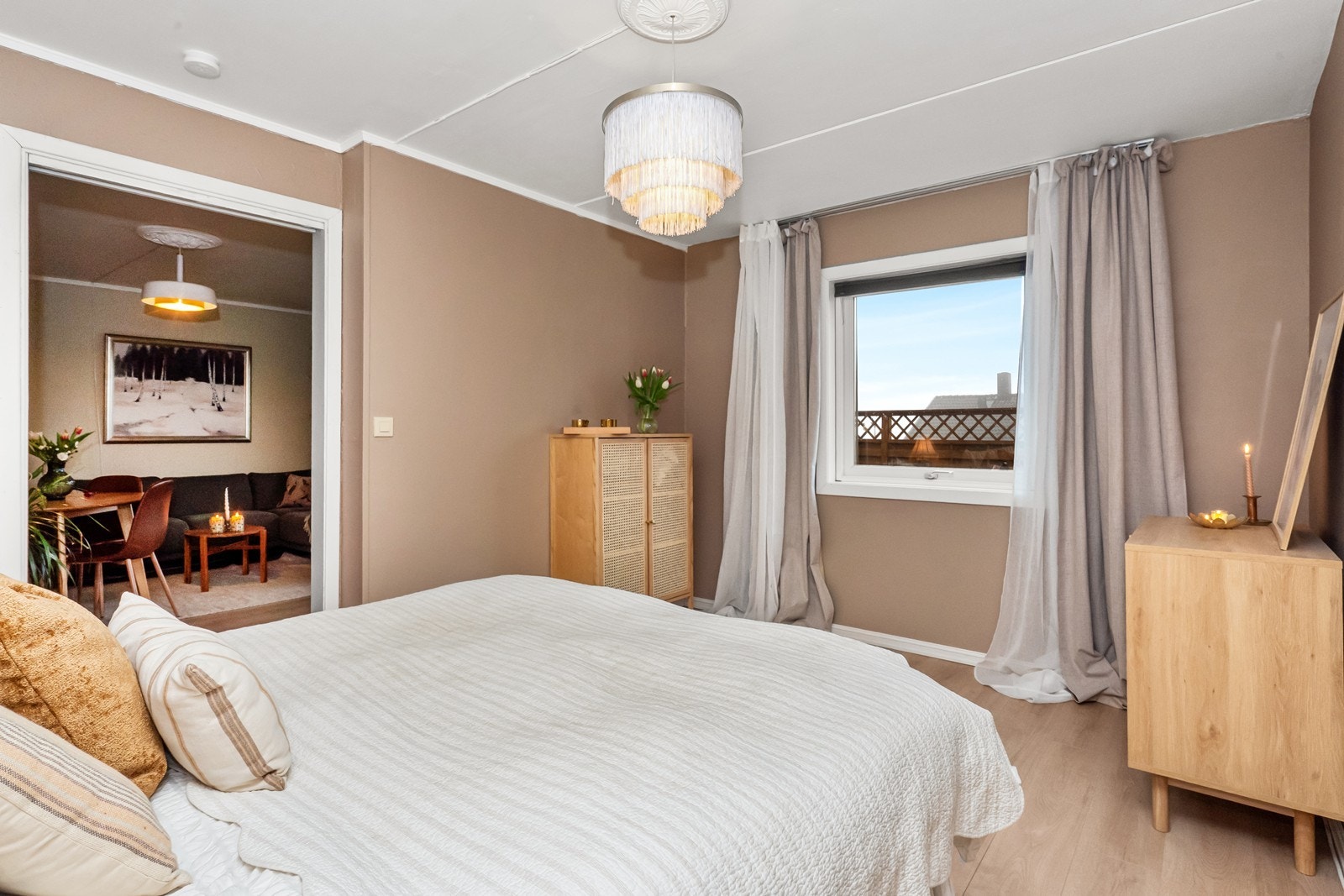 Hovedsoverommet er romslig og har god plass til dobbeltseng og oppbevaringsmøbler. Galleribilde