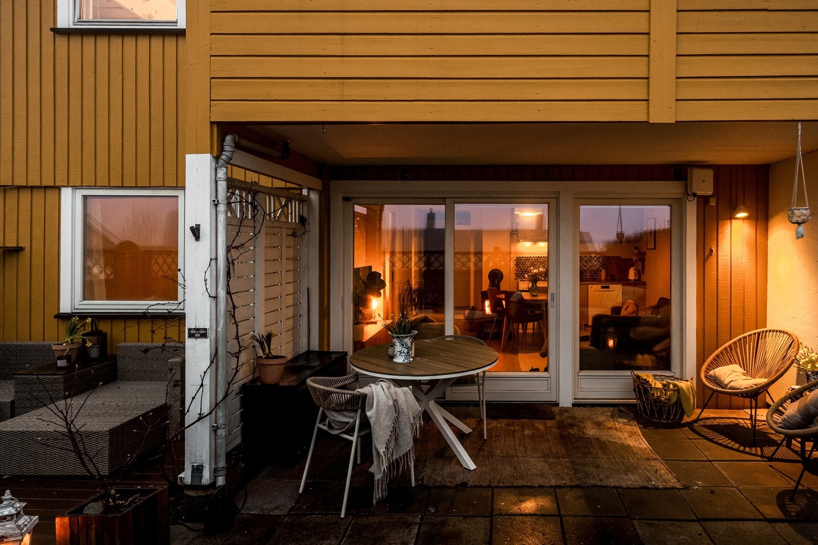 Store glassflater i skyvedøren slipper rikelig med dagslys inn i stuen. Galleribilde