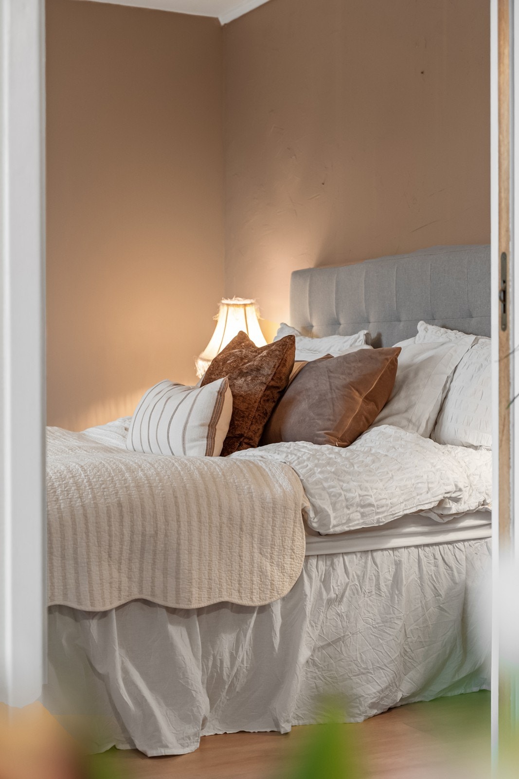 Overflatene består av laminat på gulv, samt malt tapet og slettmalte flater på veggene. Galleribilde