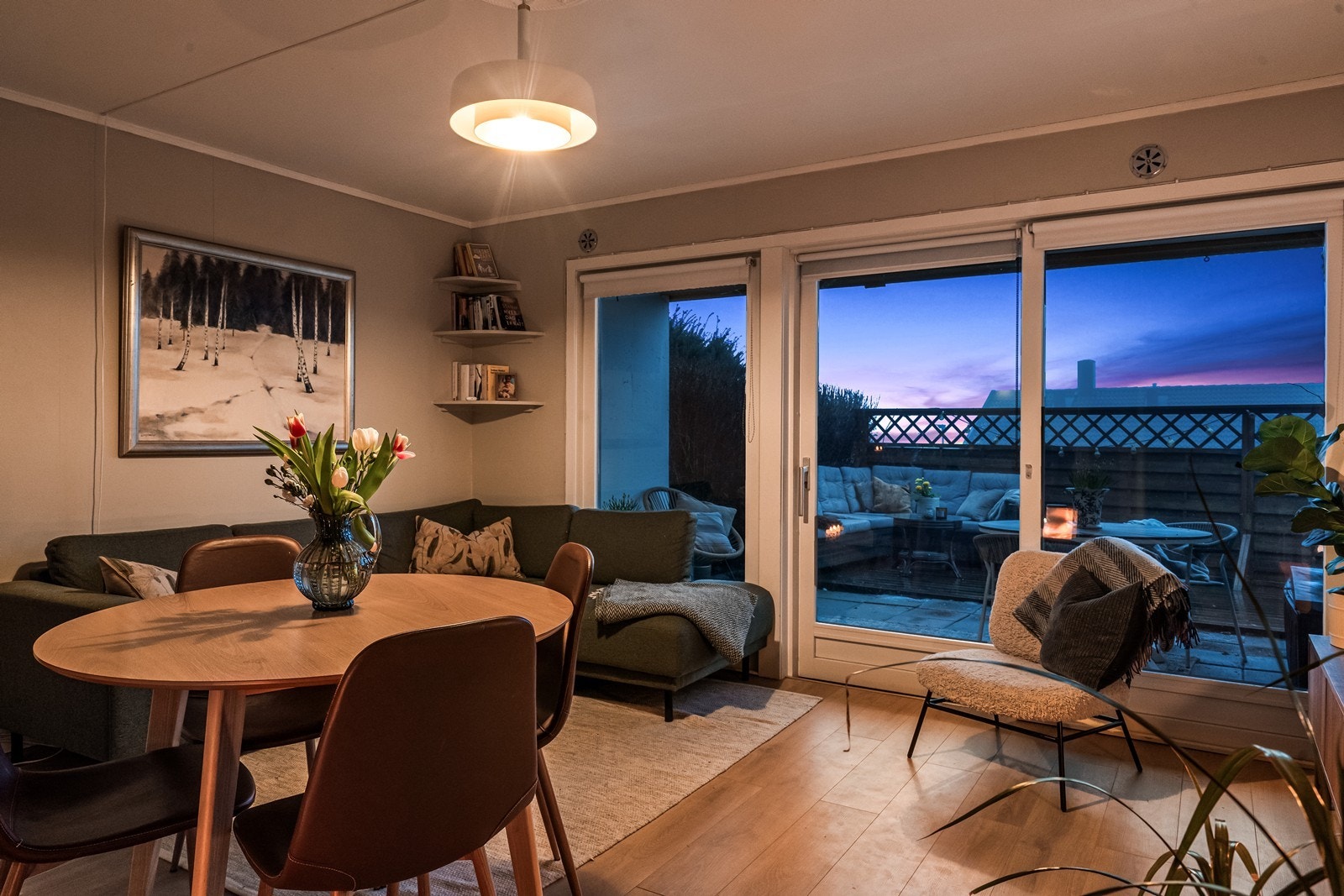 Fra stuen er det direkte utgang til terrassen gjennom en skyvedør fra 2017. Galleribilde