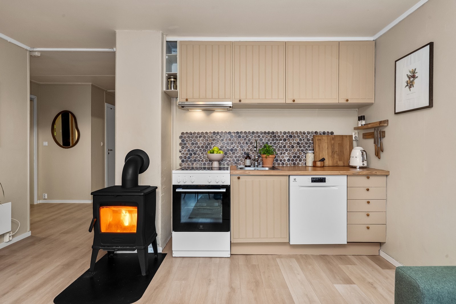 Kjøkkenet har en funksjonell innredning med slette fronter og benkeplate i laminat. Galleribilde