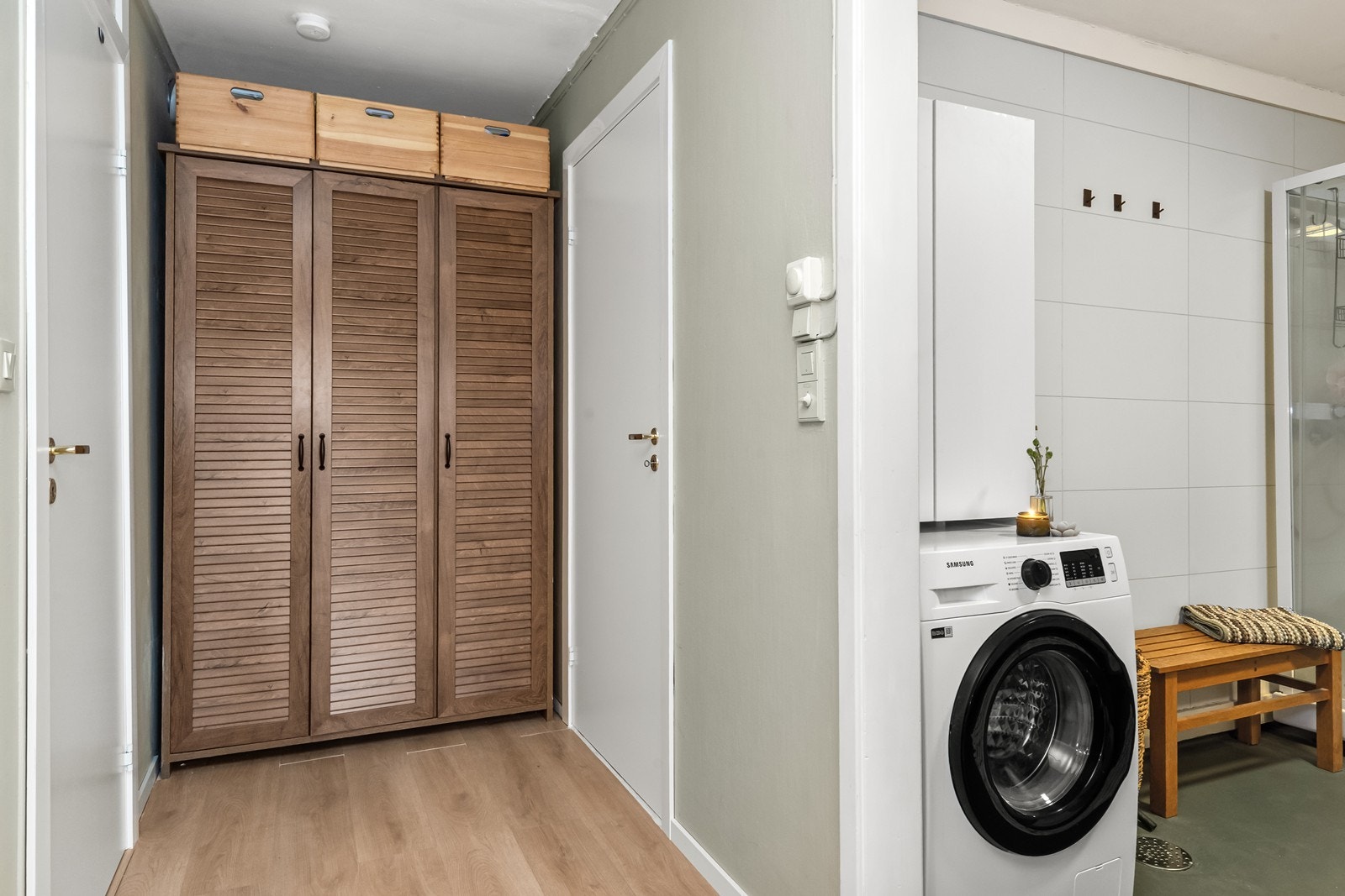 Gangen fordeler tilgangen til leilighetens rom. Galleribilde