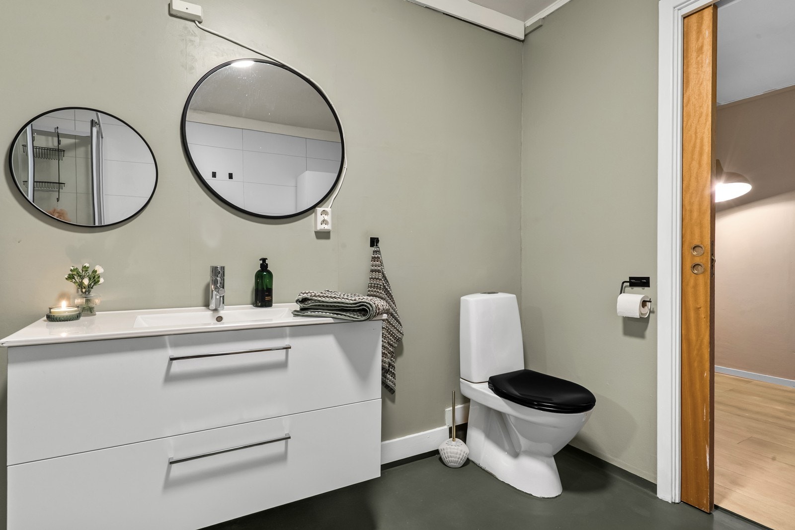 Her på badet er det varmekabler i gulvet for ekstra komfort. Galleribilde