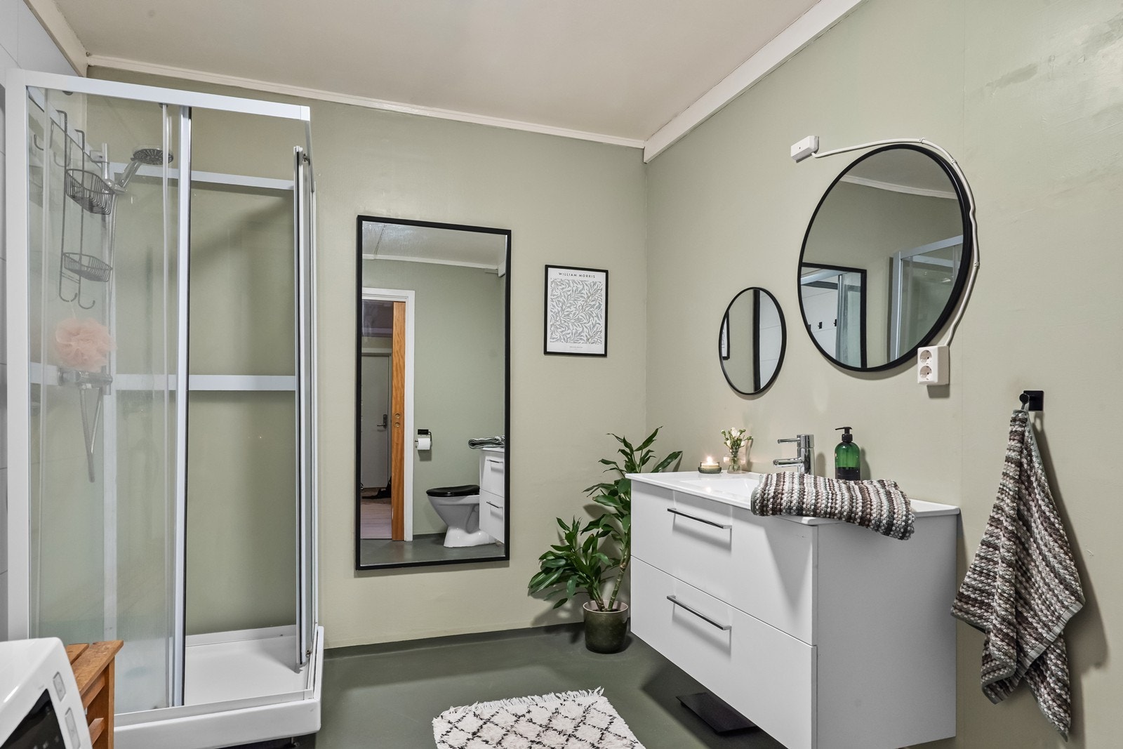 Badet er utstyrt med dusjkabinett, nyere innredning og har opplegg for vaskemaskin. Galleribilde