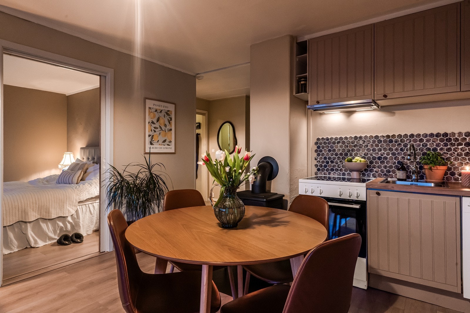 Peisovnen fra ca. 2015 gir både varme og en lun atmosfære på kjøligere kvelder. Galleribilde