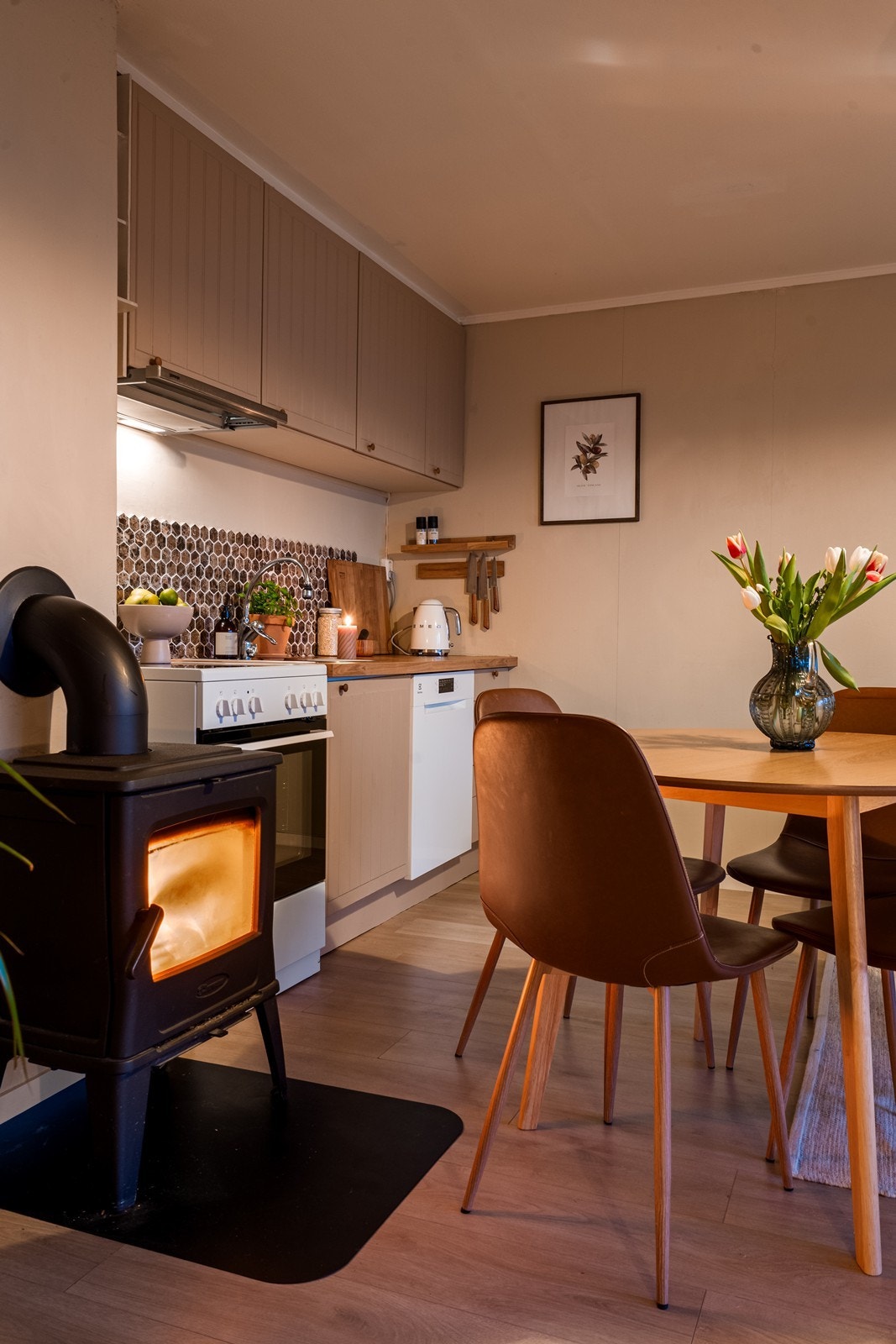 Det er hyggelig peis i stue/kjøkken. Galleribilde