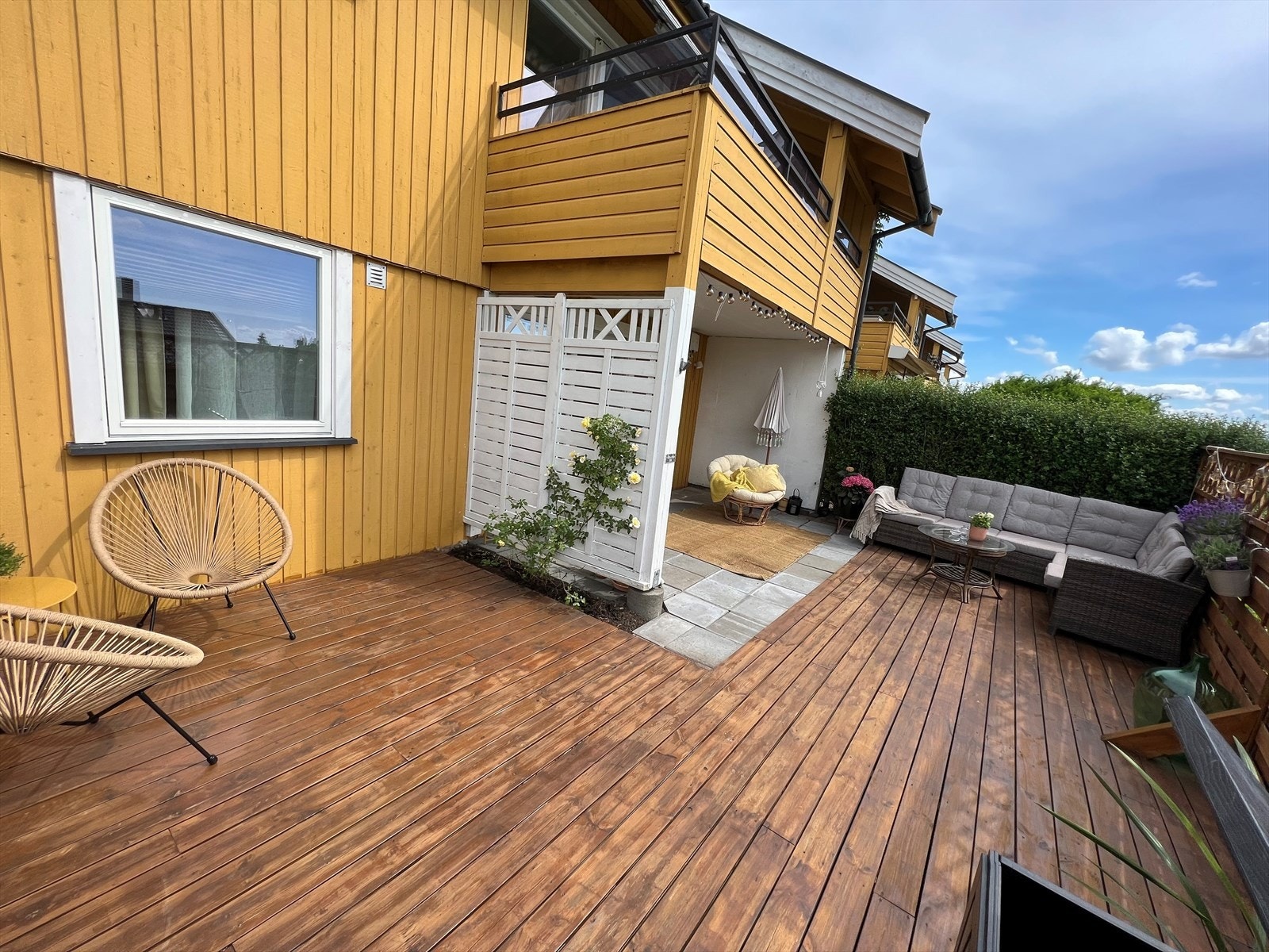 Beliggenheten i 1.etasje/underetasje gir en skjermet og privat atmosfære på uteplassen. Selgers private bilde fra sommeren. Galleribilde