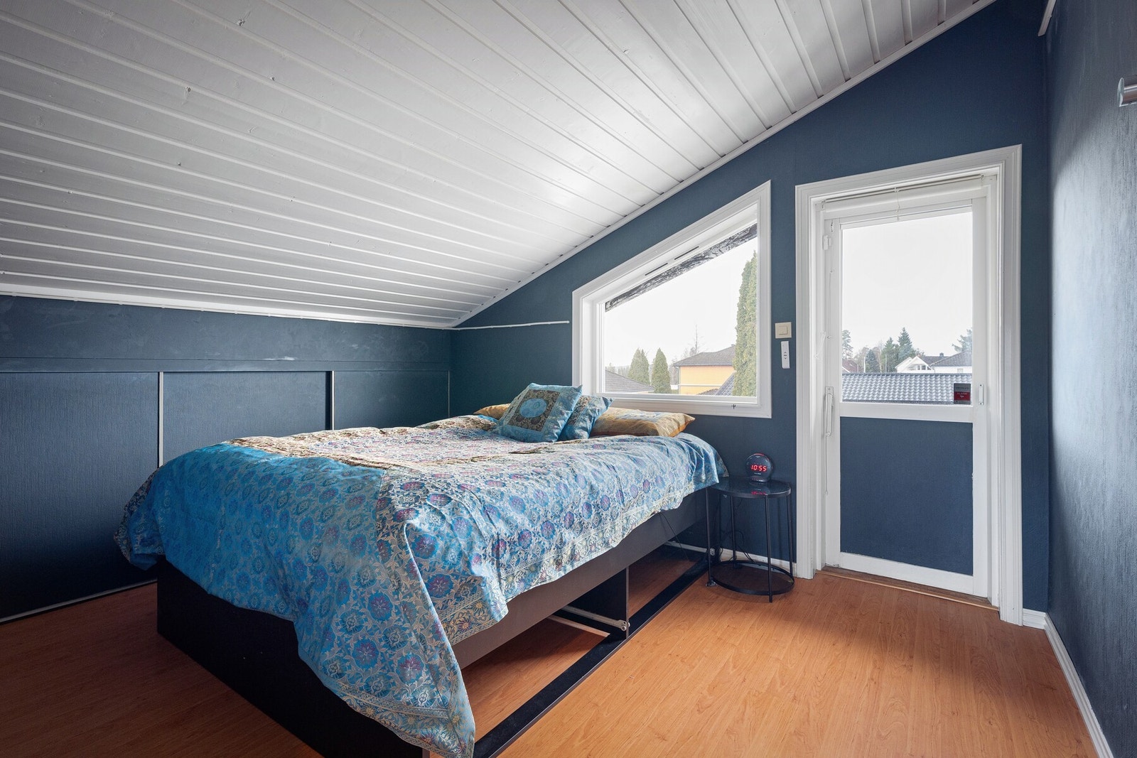 Rommene har gode størrelser og fremstår som trivelige med naturlig lysinnslipp fra vinduer og balkongdører. Galleribilde