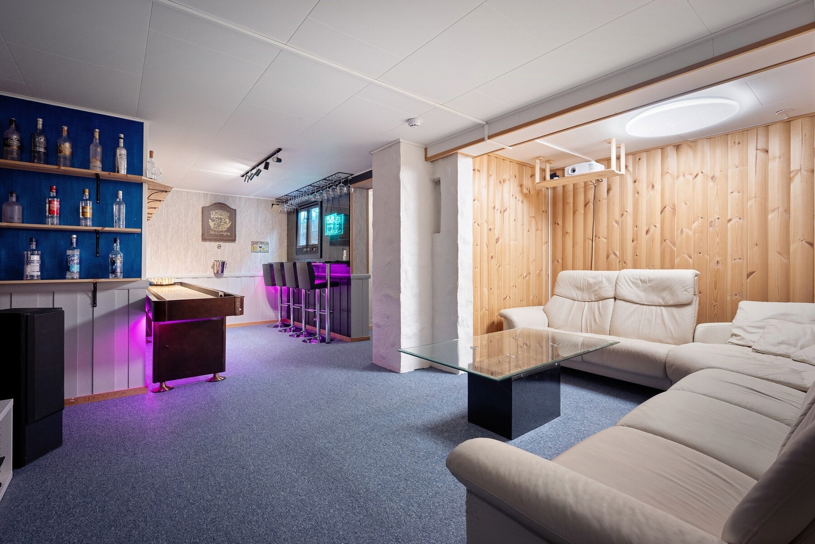 Rommet egner seg svært godt som TV-stue, ungdomsavdeling, spillrom eller hobbyrom. Galleribilde