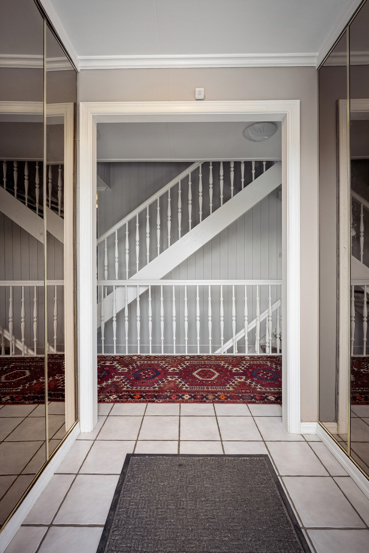 Boligen ønsker deg velkommen inn i en praktisk entré med 2 skyvedørsgarderober med god plass til yttertøy og sko. Galleribilde