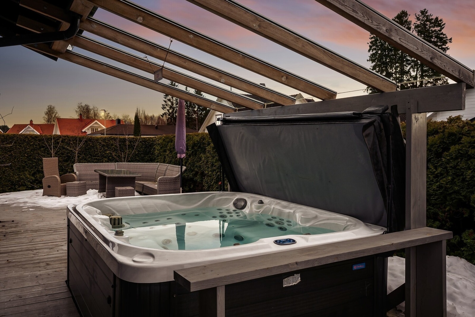 Boligen byr på romslige og lyse oppholdsrom med gode planløsninger som gir en naturlig flyt mellom stue, spisestue og kjøkken. Galleribilde