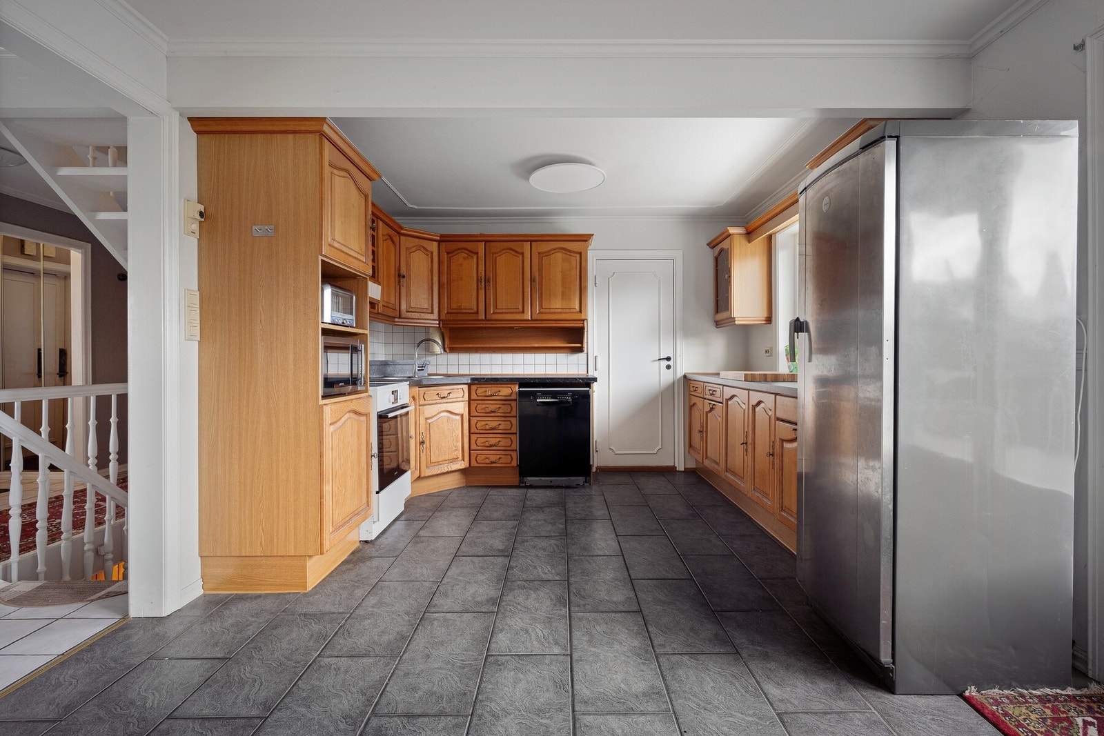 Planløsningen gjør det enkelt å arbeide på kjøkkenet samtidig som man har kontakt med resten av oppholdsrommene. Galleribilde