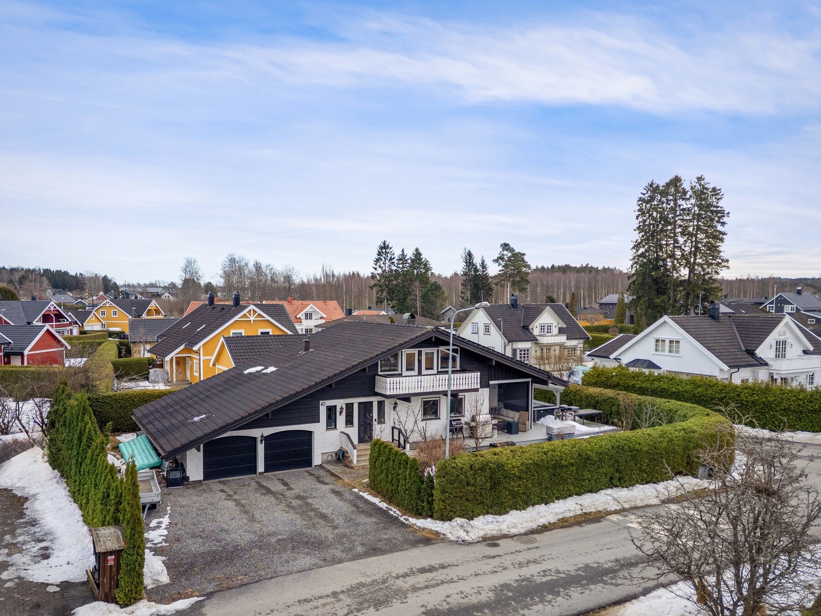 Fra flere rom er det utgang til balkong eller terrasse som gir fine uteplasser for avslapning og sosiale sammenkomster. Galleribilde