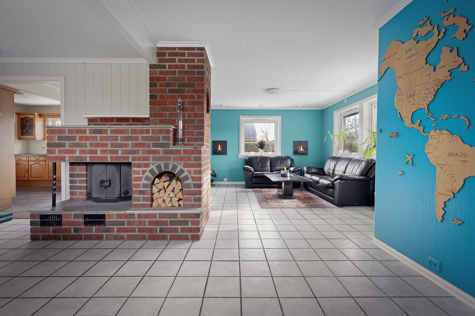 Ildstedet i rommet skaper en hyggelig atmosfære og bidrar til lun varme på kjølige dager. Galleribilde