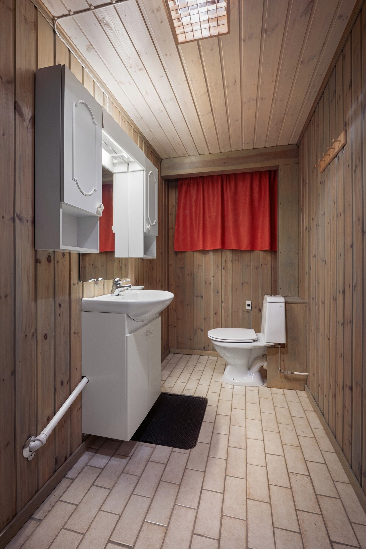 I underetasjen finnes også et bad med toalett, servant og dusjløsning. Galleribilde