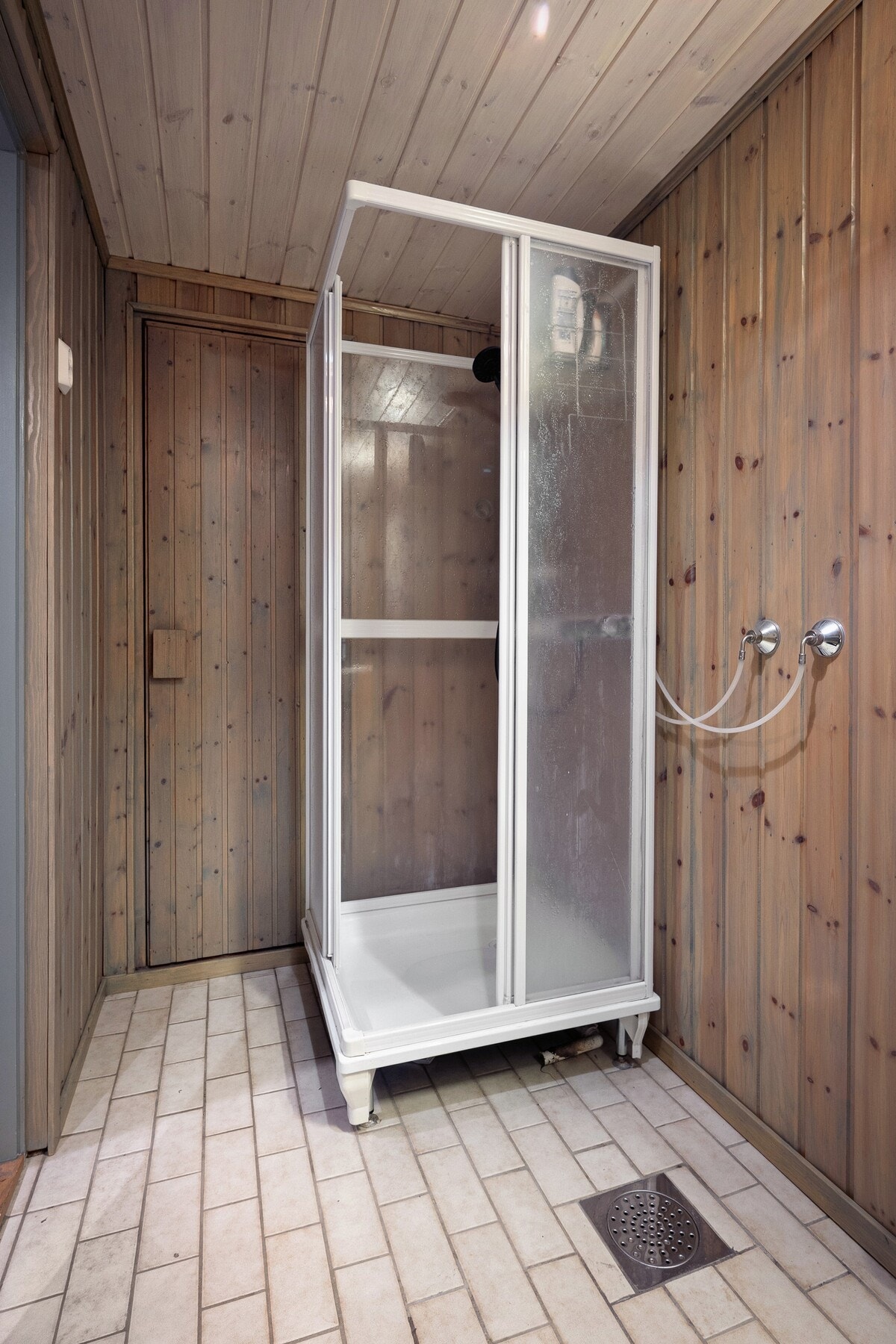 Dette gir en praktisk løsning i tilknytning til kjellerstuen og øvrige rom i etasjen. Galleribilde