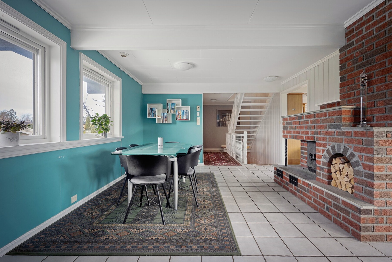 Spisestuen ligger naturlig tilknyttet stuen og fremstår som et lyst og hyggelig samlingspunkt i boligen. Galleribilde