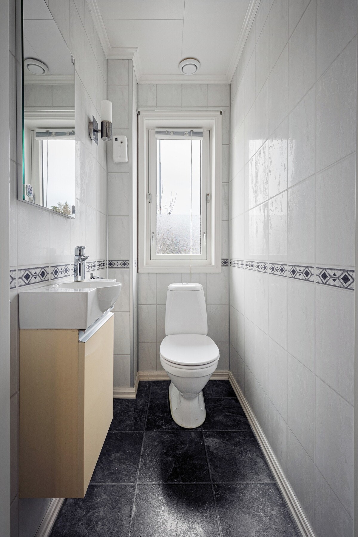 I første etasje finnes et separat toalettrom med servant og toalett. Galleribilde