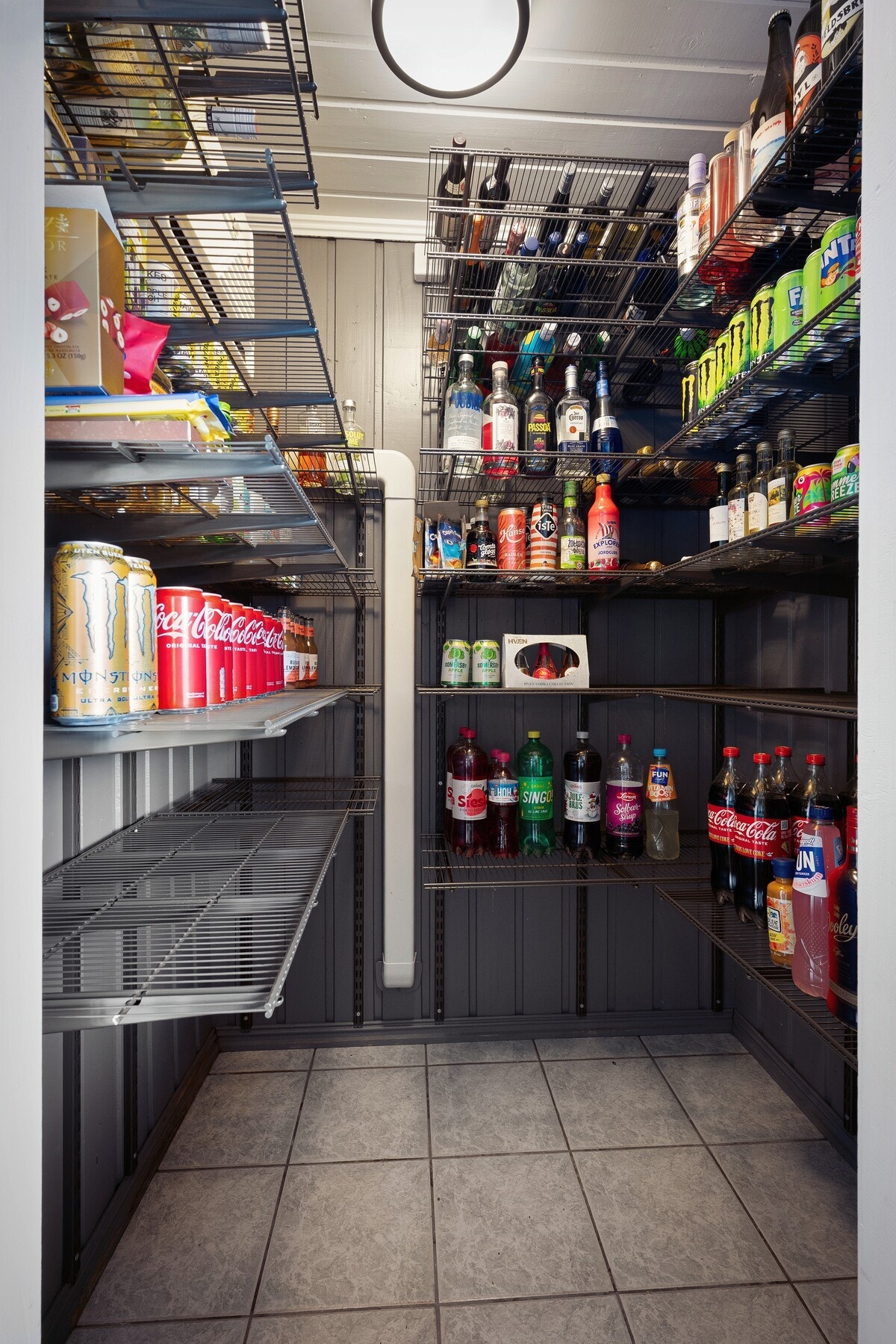 I tilknytning til kjøkkenet finnes også et eget kjølerom som gir ekstra oppbevaringsmuligheter for mat og drikke. Galleribilde