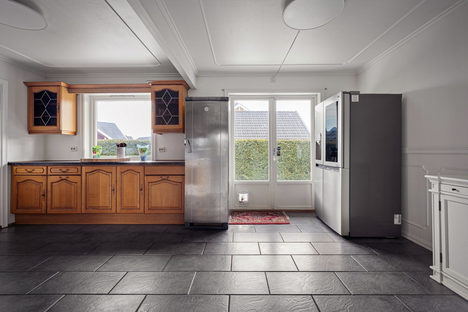 Kjøkkenet har en praktisk utforming med gode arbeidsflater og rikelig med skapplass. Galleribilde