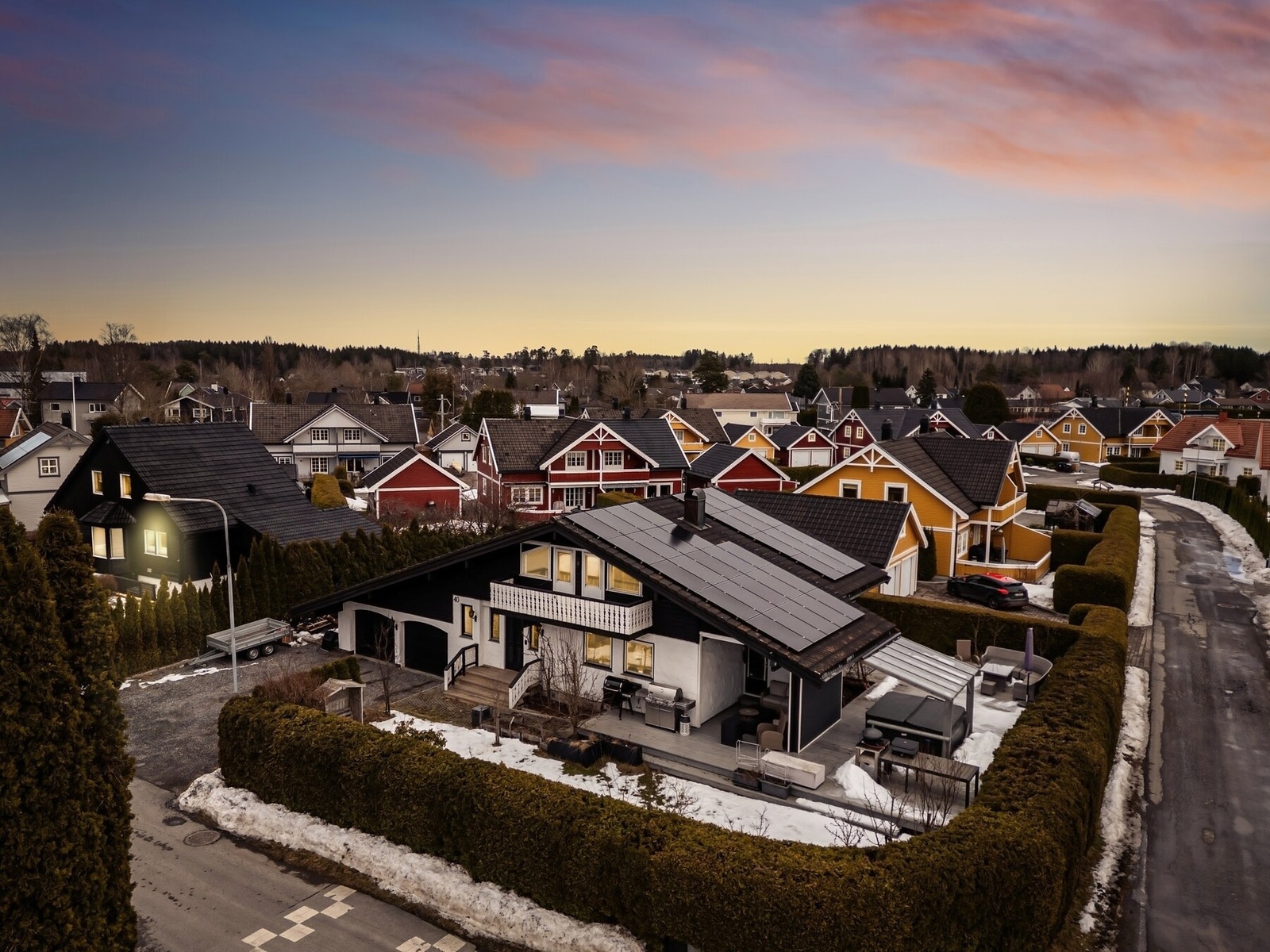 Jonathan Berntsen og Joobin Amani v/ Eie eiendomsmegling har gleden av å presentere Vangsjordet 40! Foto: Mats Holst Galleribilde