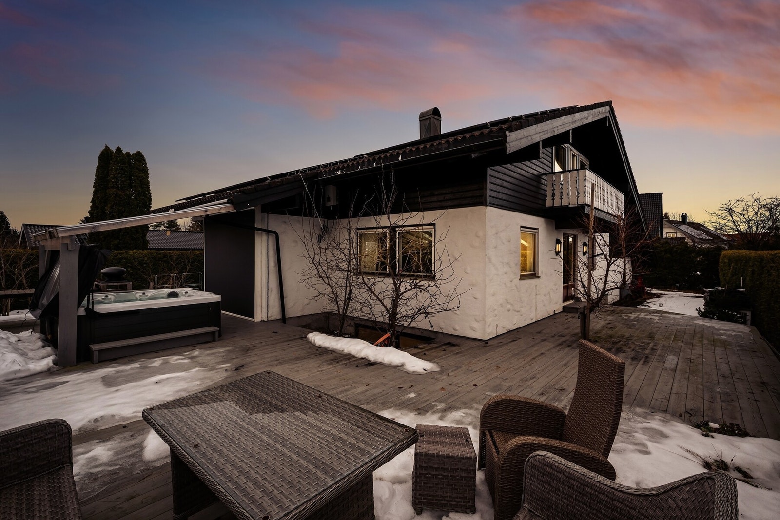 Terrassen gir fine muligheter for solrike dager, grilling og sosiale sammenkomster. Galleribilde