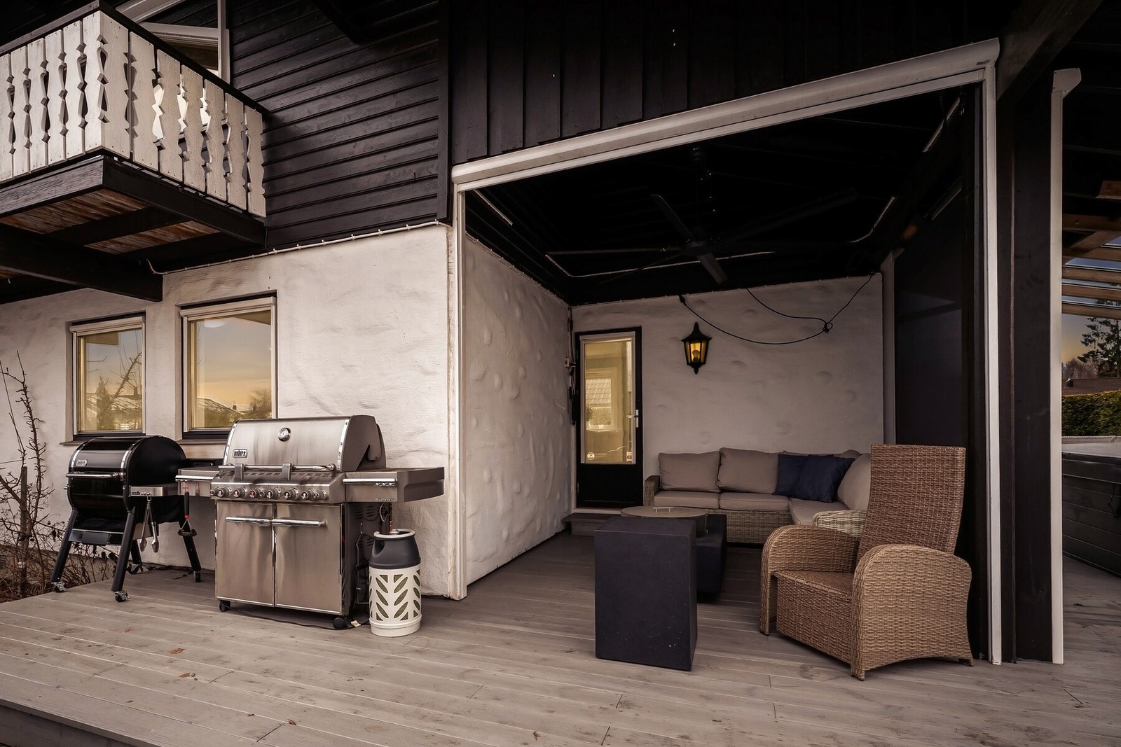 Fra Stuen/ spisestuen er det utgang til uteplassen, noe som gir en fin overgang mellom inne- og uterom i sommerhalvåret. Galleribilde