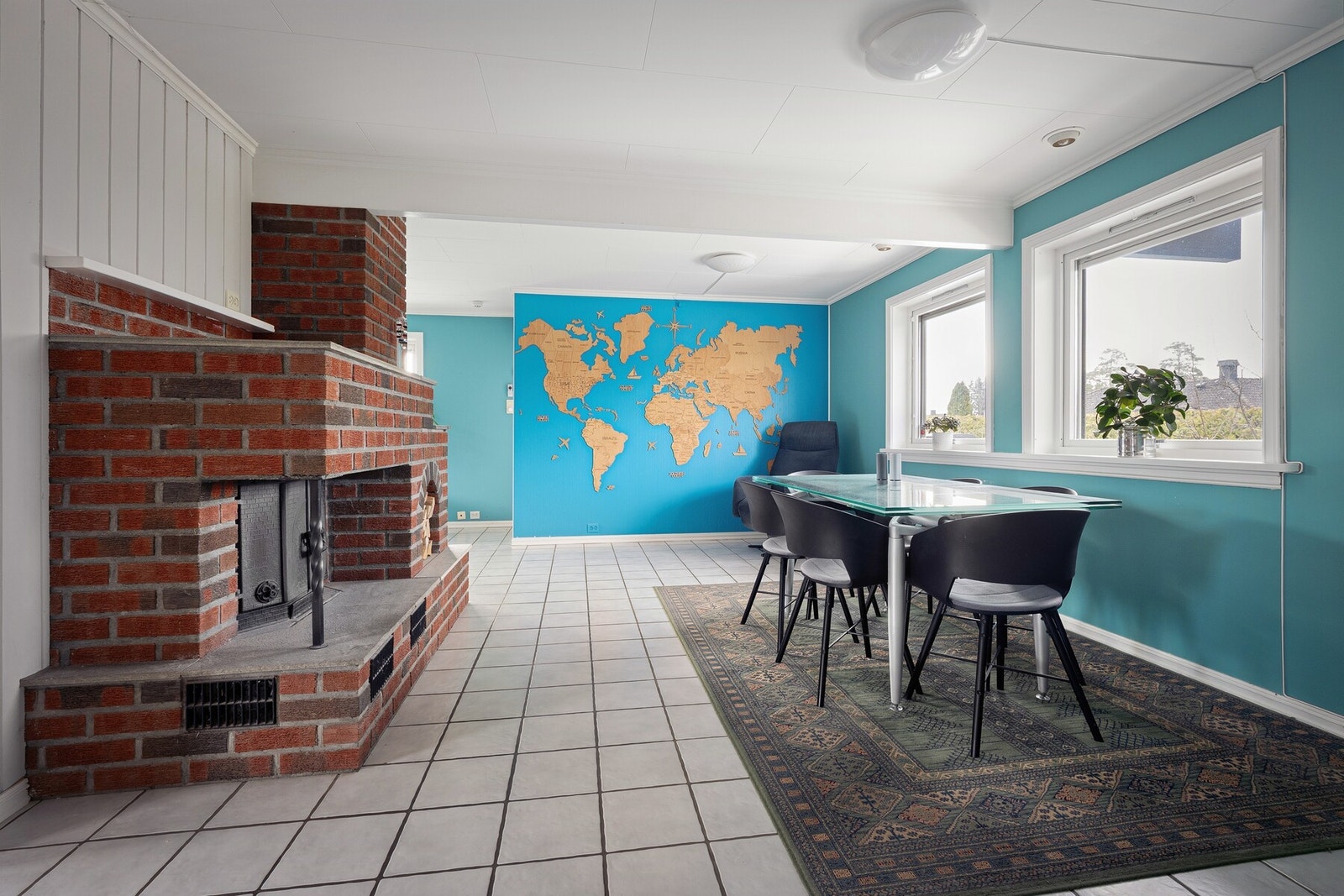 Her er det god plass til et stort spisebord hvor familie og venner kan samles til både hverdagsmåltider og sosiale sammenkomster. Galleribilde