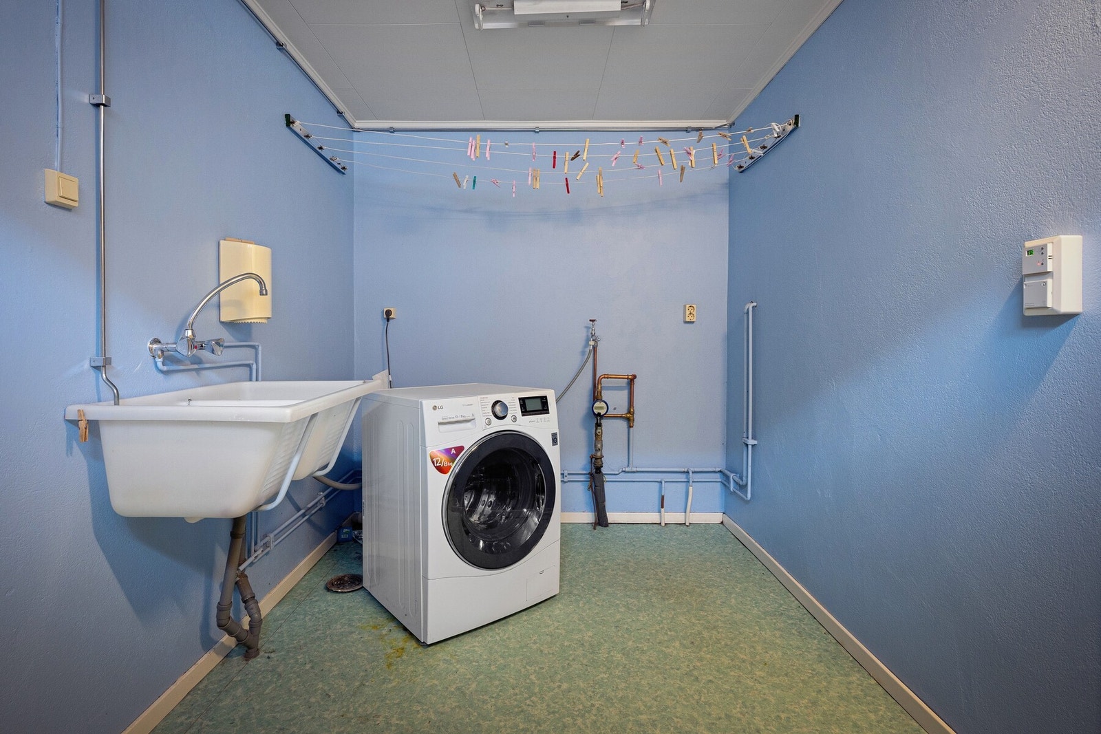 Boligen har et eget vaskerom med opplegg for vaskemaskin og utslagsvask. Galleribilde