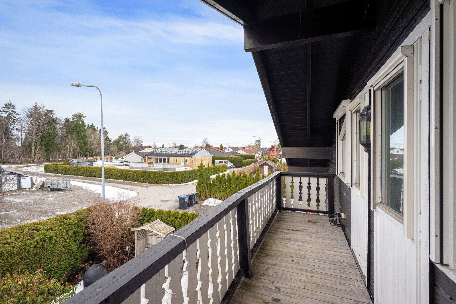 Alle rommene har direkte utgang til balkong, noe som gir en luftig følelse og hyggelige uteplasser med utsikt over nærområdet. Galleribilde