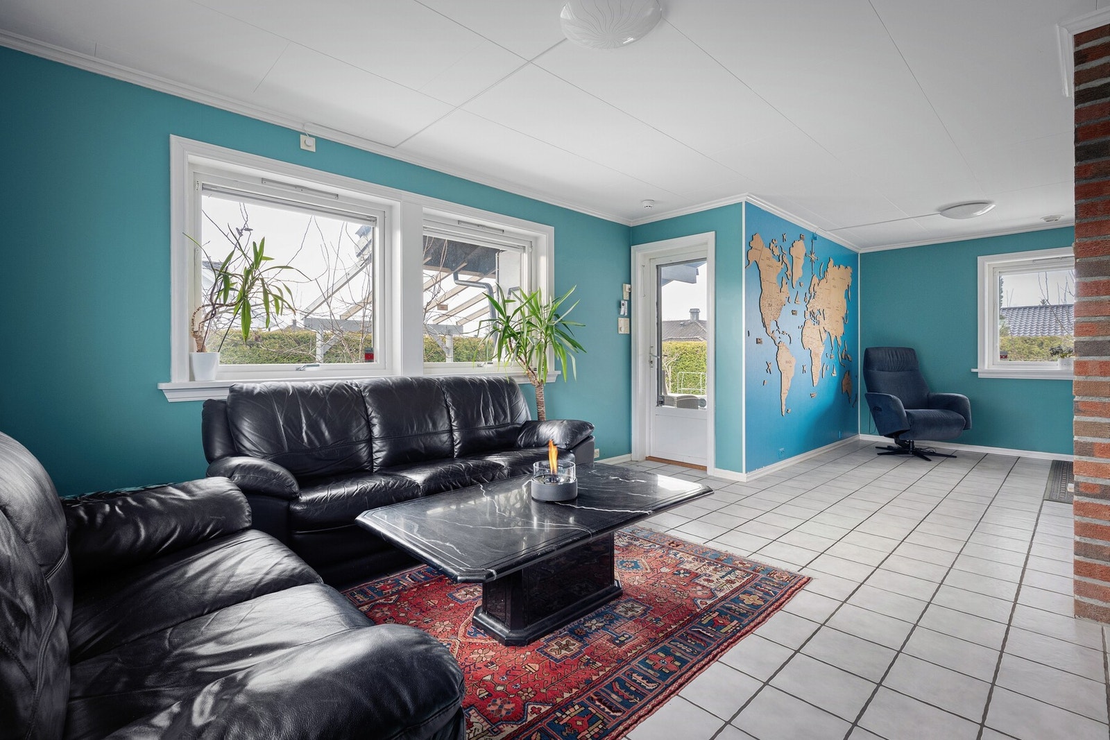 Den åpne løsningen mot spisestuen gir en sosial planløsning hvor familie og gjester enkelt kan samles. Galleribilde