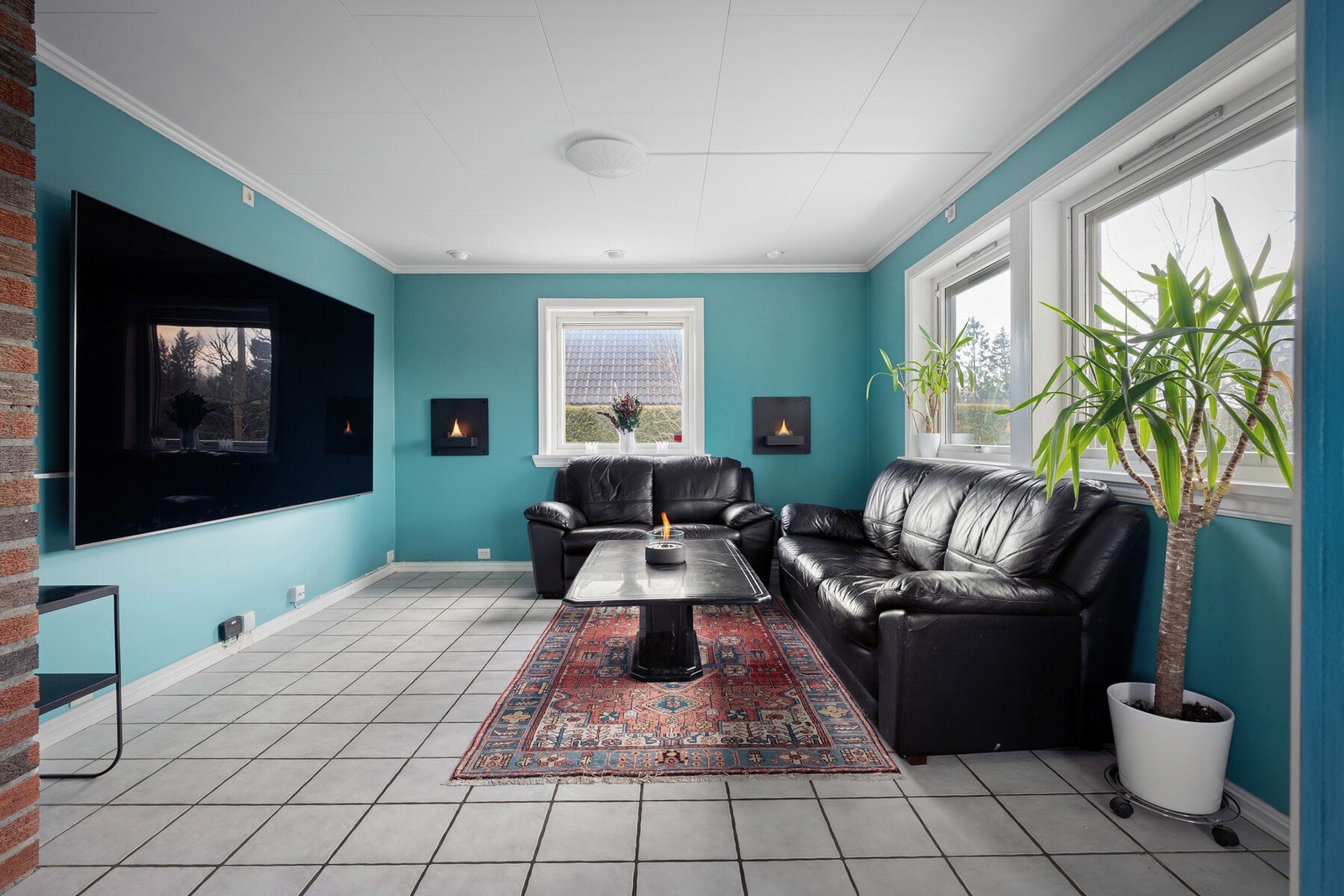 Stuen fremstår som romslig og innbydende med gode møbleringsmuligheter for både sofagruppe og TV-løsning. Galleribilde