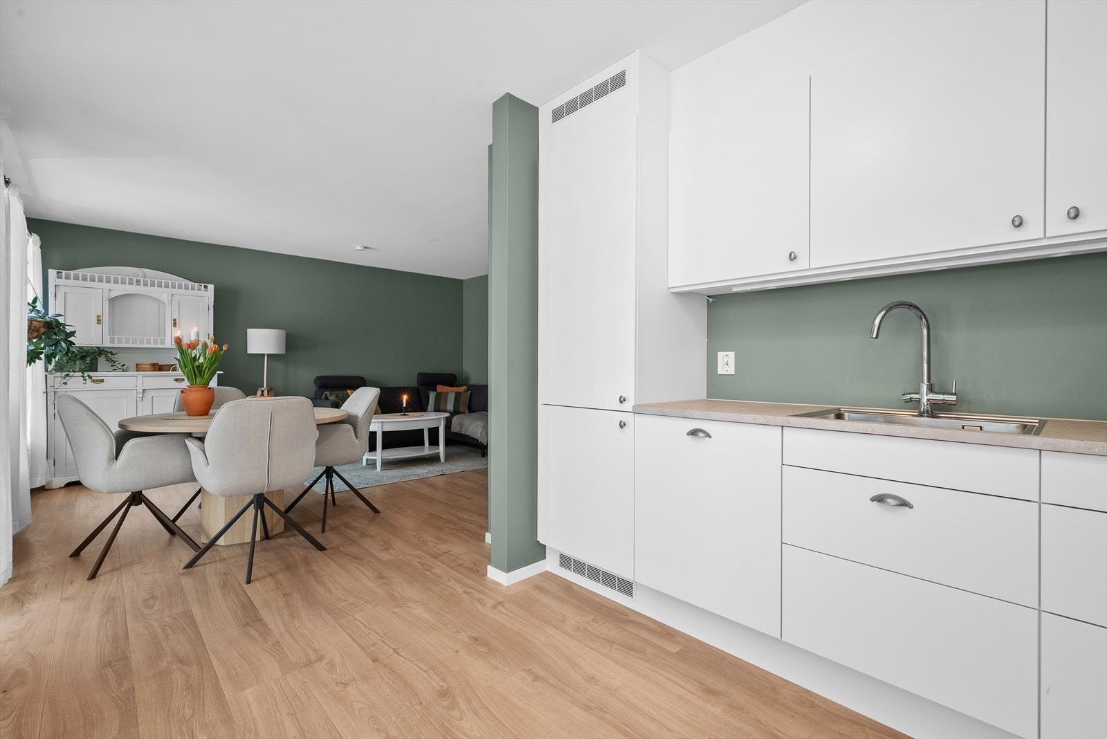 Både stue og kjøkken, samt flere oppholdsrom har varme i gulvet Galleribilde