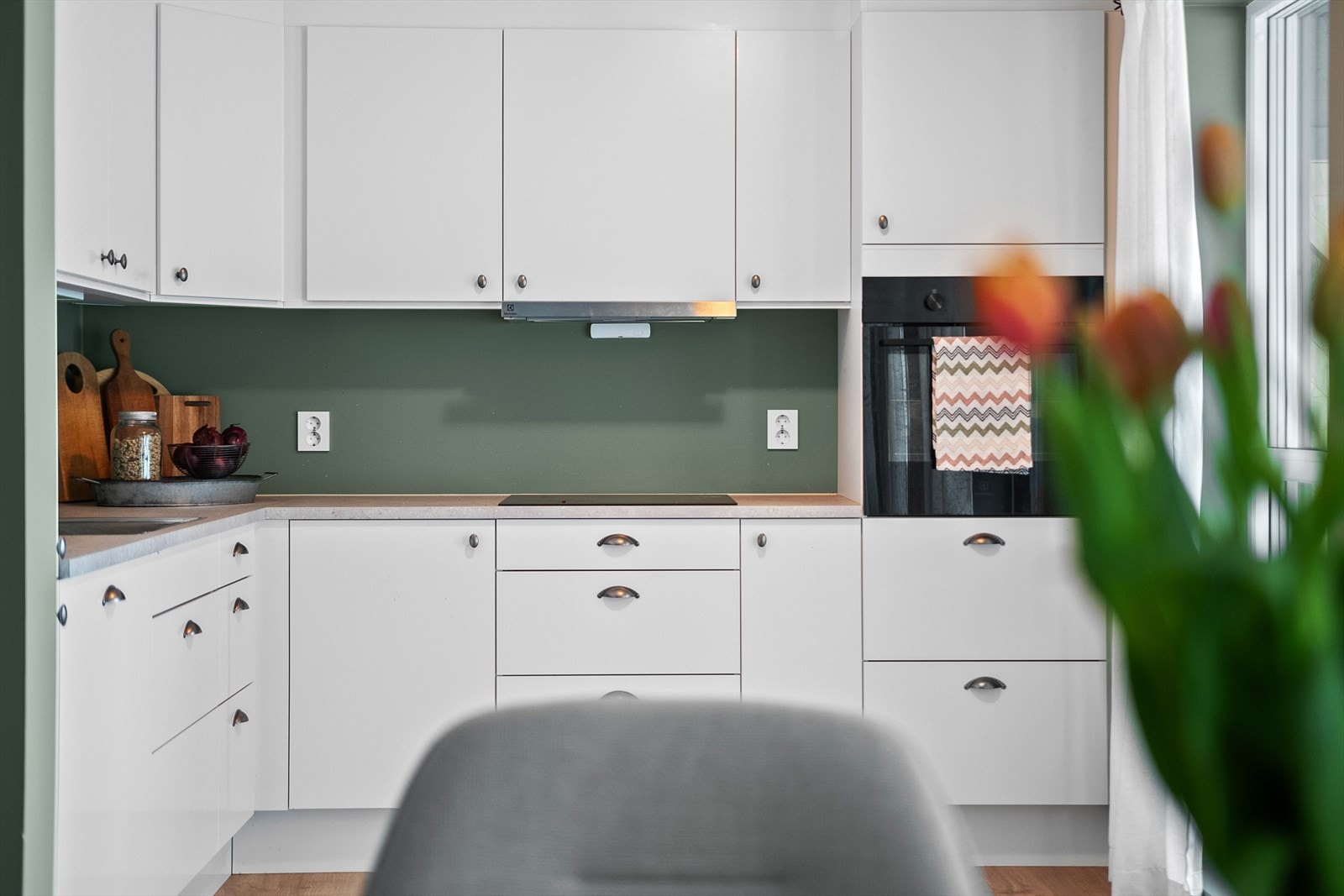 Det er integrert kjøl/fryseskap, oppvaskmaskin, stekovn og platetopp. Galleribilde