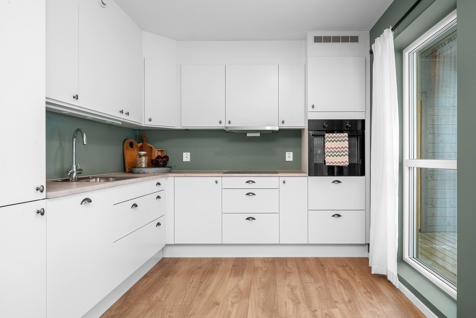 Fint og moderne kjøkken med integrerte hvitevarer Galleribilde