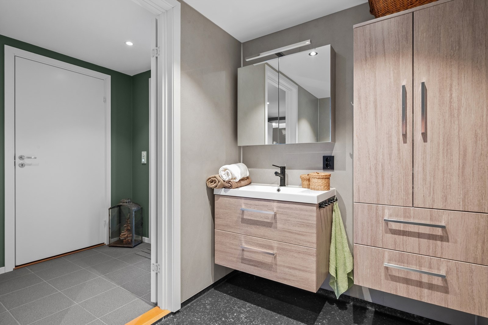 i tillegg til badet har leiligheten eget vaskerom Galleribilde