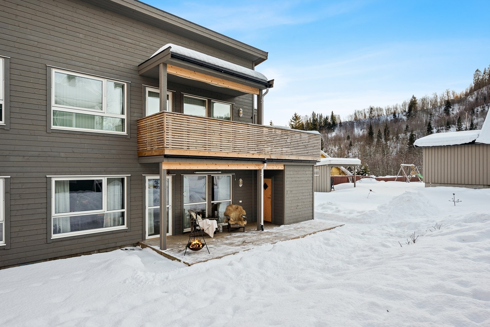 Med leiligheten følger det 2 utvendige boder, samt parkering i carport Galleribilde